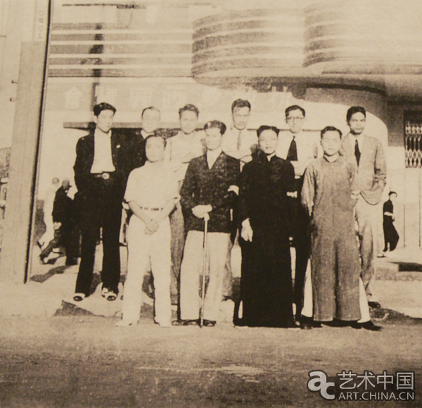 1937年在南京舉辦“抗敵愛國展覽會(huì)”前排左一為張仃