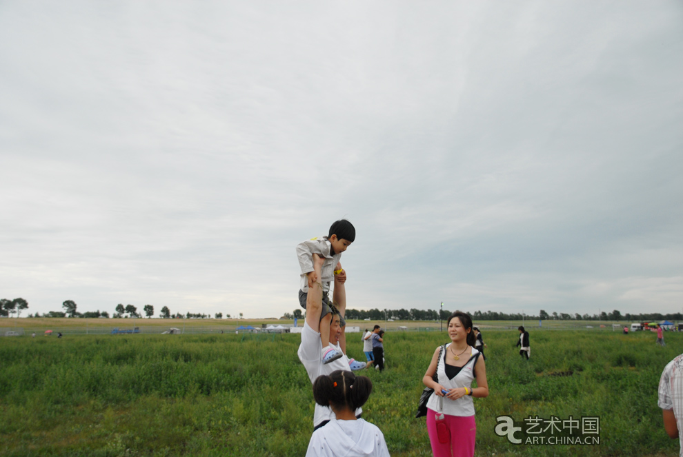 張北音樂(lè)節(jié)第二天，工作人員給主舞臺(tái)披雨棚