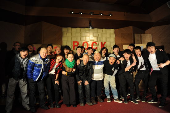 眾搖滾人錄制第三屆搖滾春晚主題歌《ROCK2012》