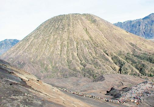 游客要從山下排隊(duì)上婆羅摩火山